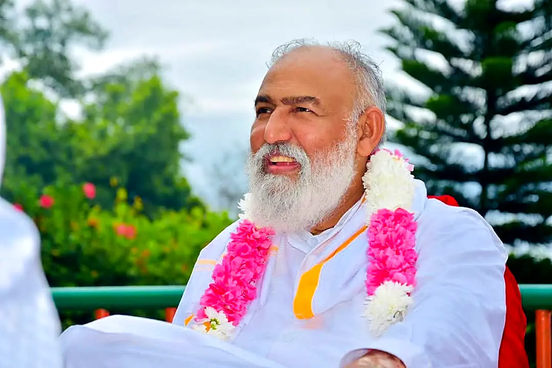 Guruji garlanded in the garden