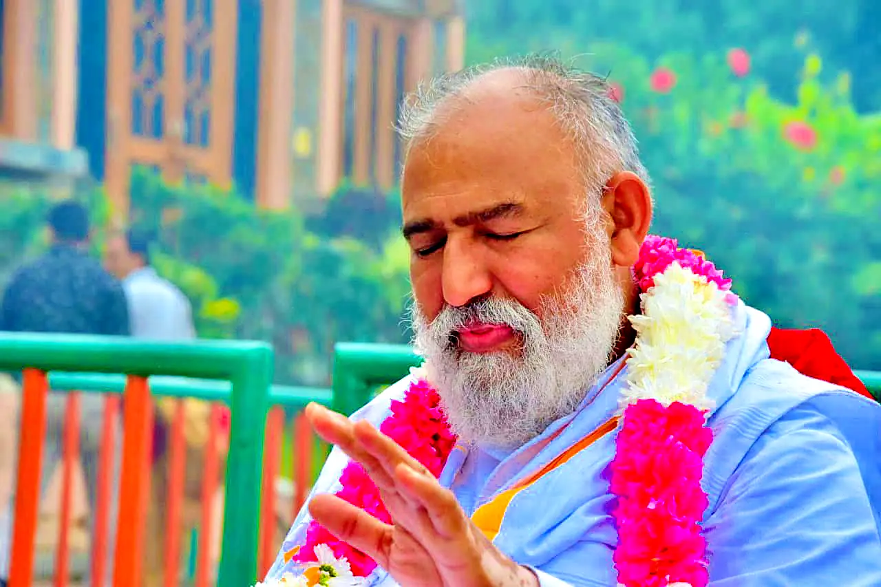 Guruji garlanded, in a moment of dhyan