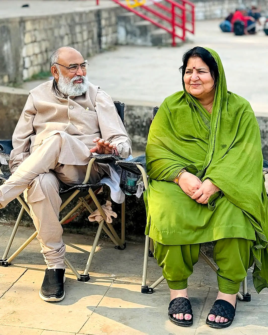 Pujya Guruji and Guru Maa seated at the ghat
