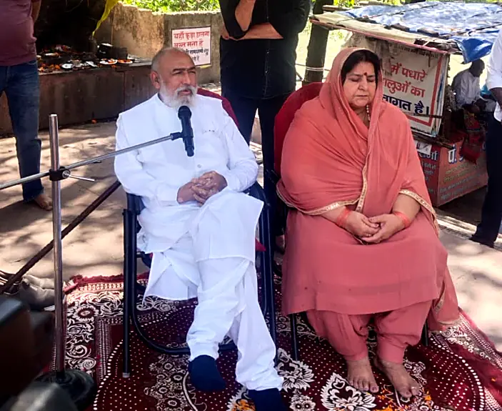 Guruji and Guru Maa seated for satsang