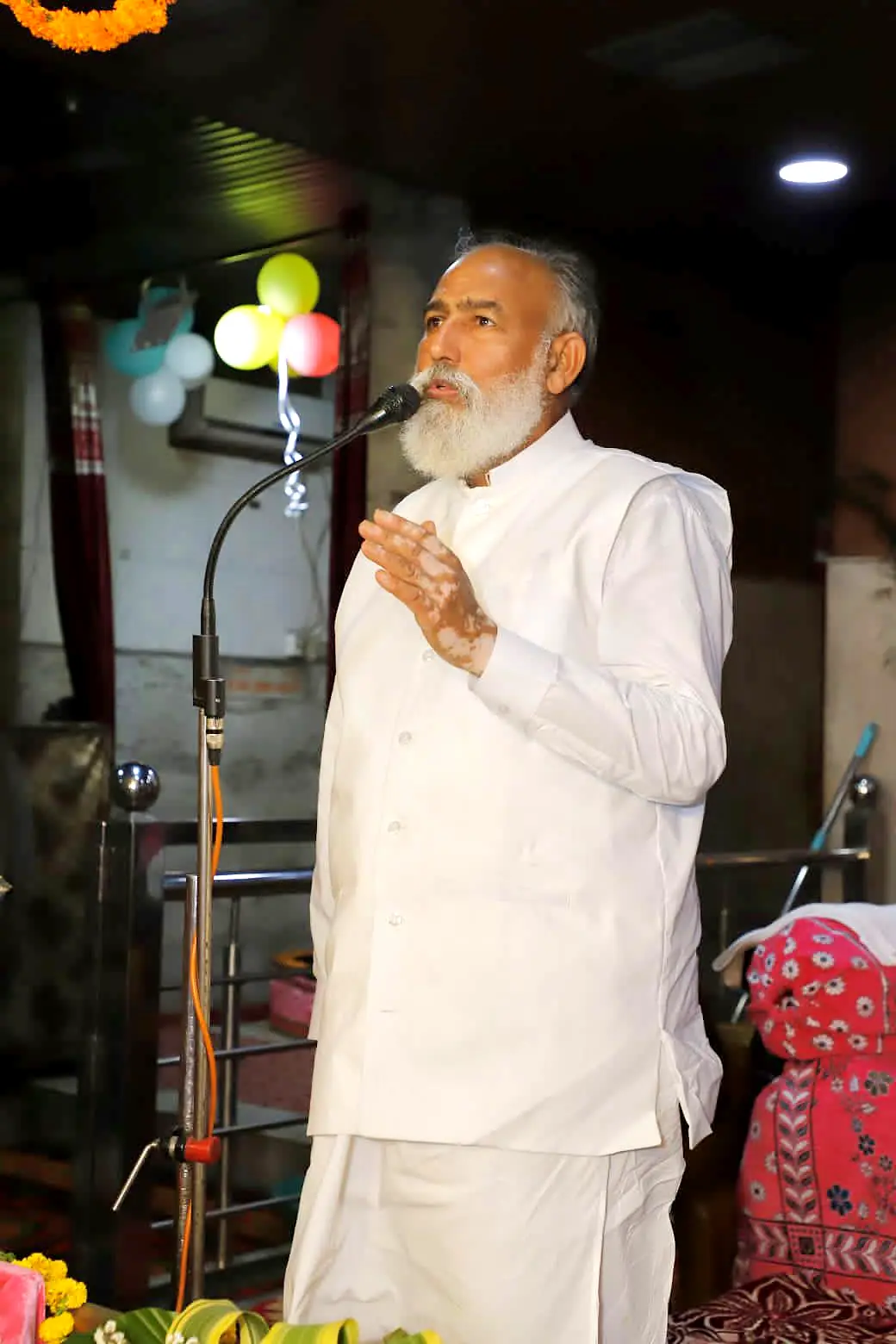Guruji leading the satsang