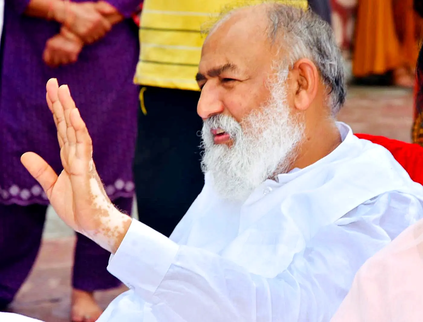 Guruji explaining during pravachan