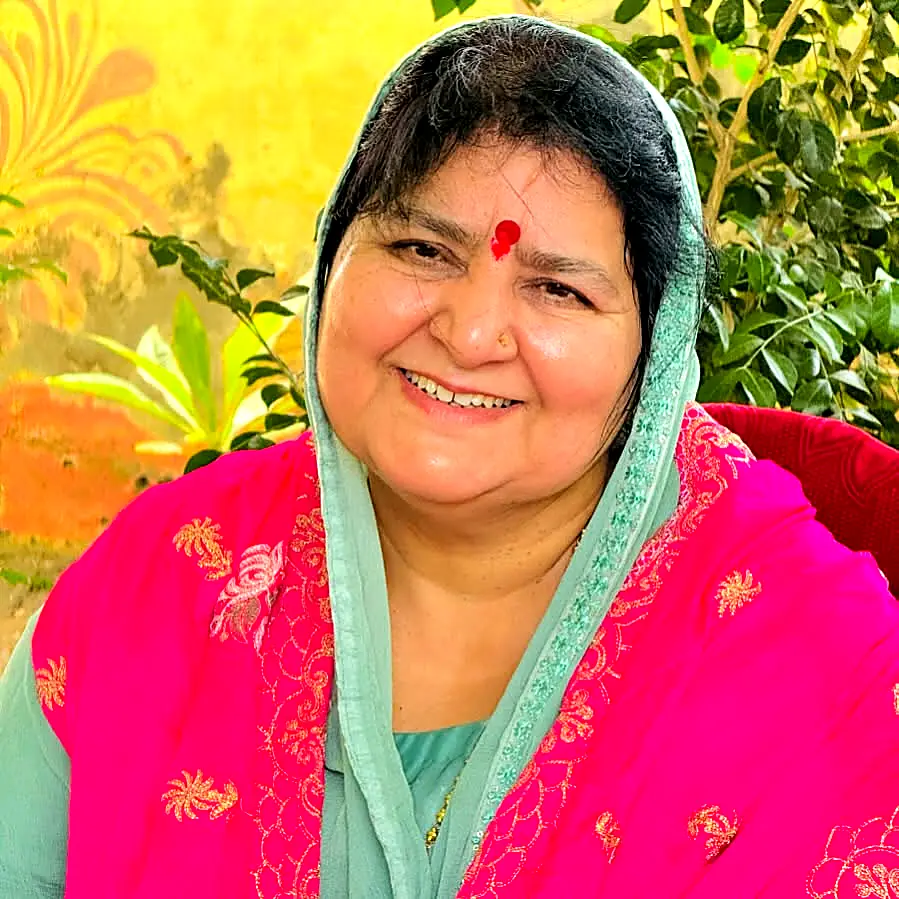 Pujya Guru Maa smiling with blessings