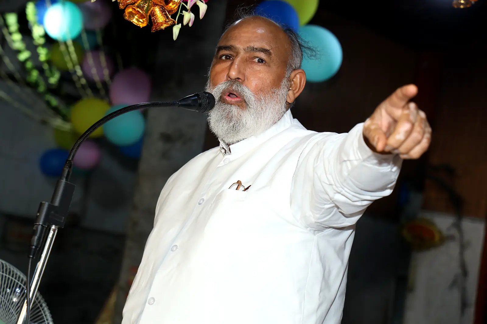 Guruji guiding devotees during pravachan