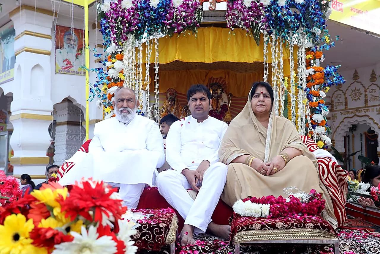 The Guru Parivar on the yatra chariot